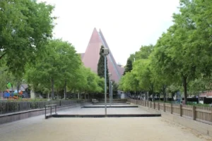 Street trees and pedestrian crosswalk in Navas, Barcelona