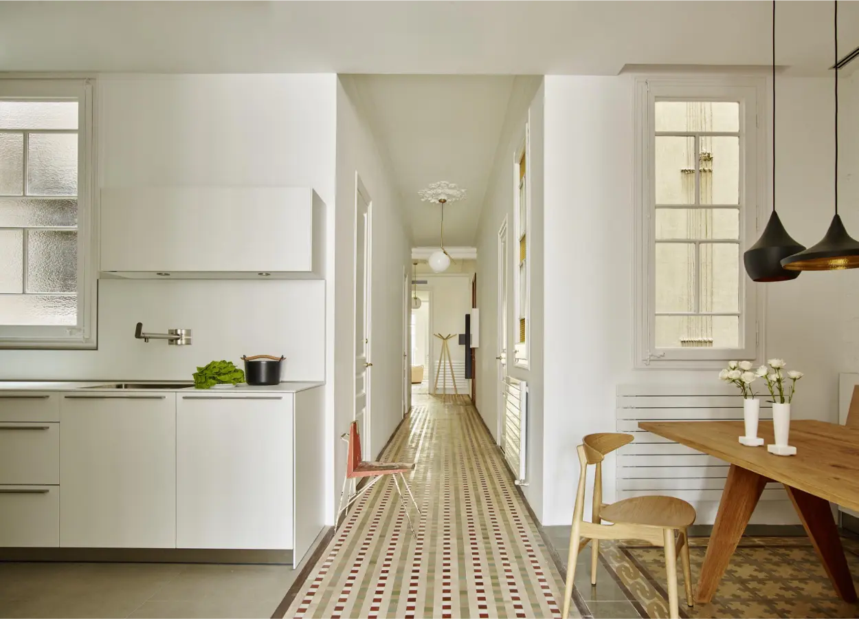 Examining the condition and practical layout of a Barcelona apartment during a property viewing